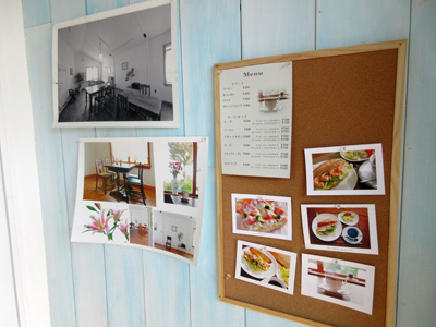 入り口近くには店内や料理の写真が飾られている
